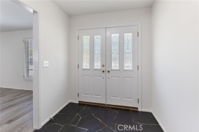 Detail Gallery Image 3 of 49 For 305 Robin Hood Ln, Costa Mesa,  CA 92627 - 5 Beds | 2/2 Baths