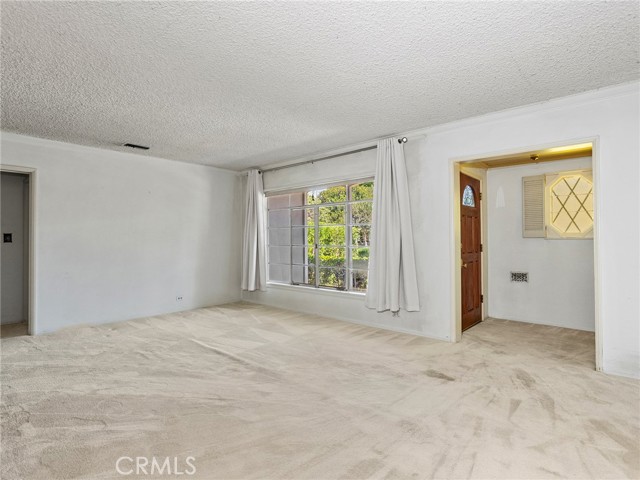 10348 Woodbridge Street, Toluca Lake CA: https://media.crmls.org/medias/74932459-d3cf-4bd7-836a-969a37914963.jpg