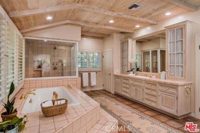 5255 ROUND MEADOW Road, Hidden Hills CA: https://media.crmls.org/medias/74932db0-7c69-4769-9bb1-44fbf75e37b1.jpg