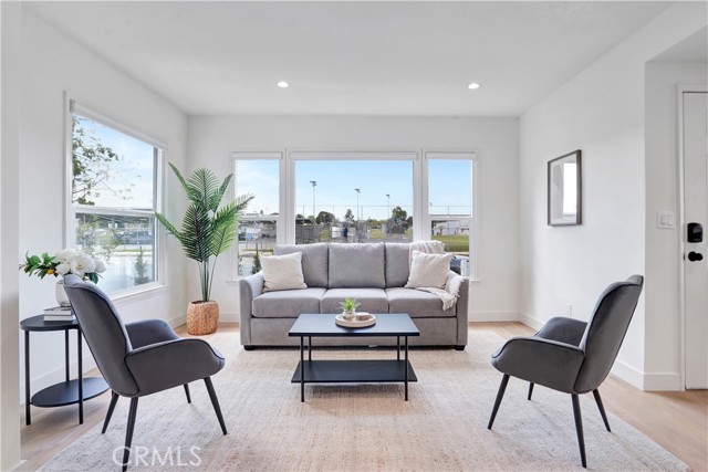 Detail Gallery Image 3 of 30 For 6438 Lindley Ave, Reseda,  CA 91335 - 3 Beds | 2 Baths
