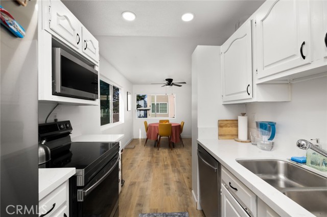 Detail Gallery Image 5 of 21 For 10757 Hortense #307,  North Hollywood,  CA 91602 - 3 Beds | 2/1 Baths