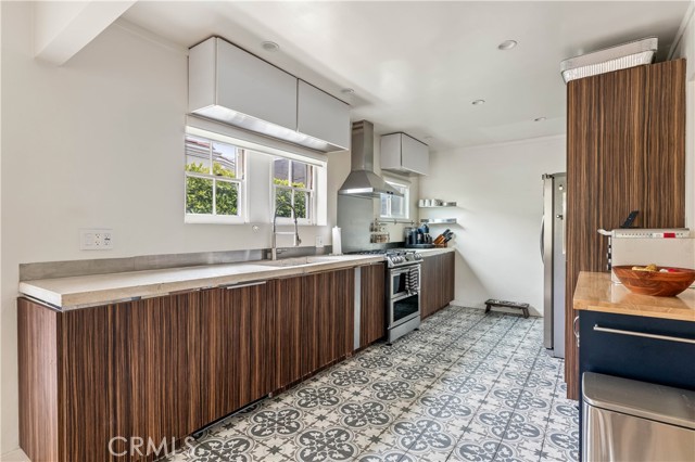 2818 S Holt Avenue, Los Angeles CA: https://media.crmls.org/medias/74988679-da9a-4af4-b5b0-1481cef050e2.jpg
