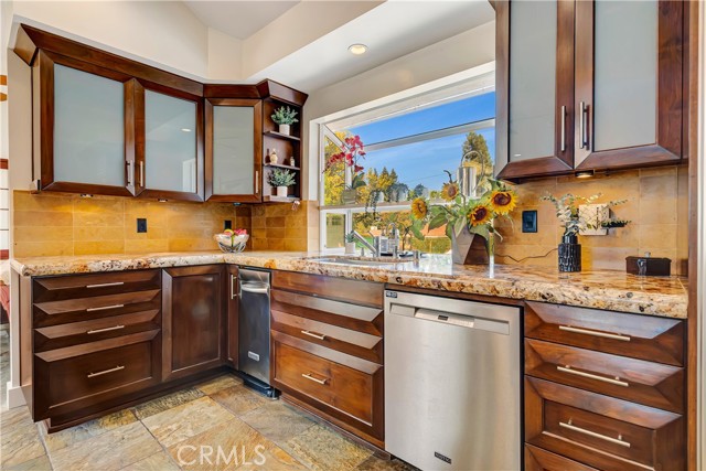 4532 Del Moreno Drive, Woodland Hills CA: https://media.crmls.org/medias/749b8bf4-4e1d-4fa0-a2e8-b0a5987c9a36.jpg