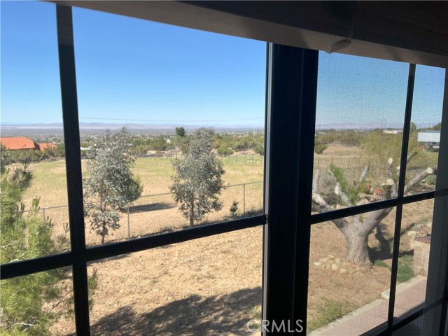 Detail Gallery Image 12 of 38 For 984 Pinon Rd, Pinon Hills,  CA 92372 - 3 Beds | 2/1 Baths