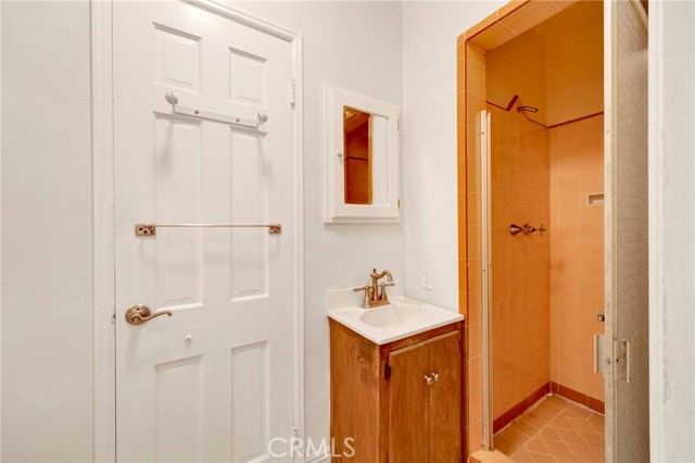 Detail Gallery Image 18 of 32 For 3866 Westside Ave, Los Angeles,  CA 90008 - 2 Beds | 2/1 Baths