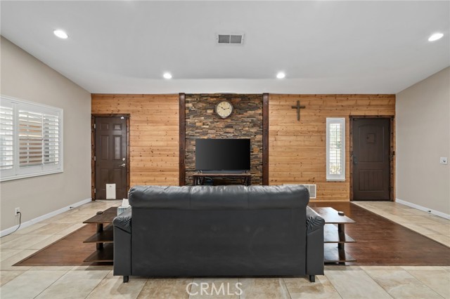 Detail Gallery Image 7 of 27 For 15691 Montgomery, Fontana,  CA 92336 - 3 Beds | 2 Baths