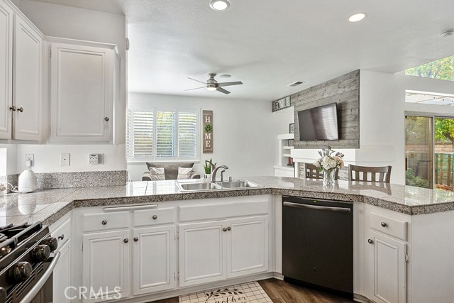 Detail Gallery Image 13 of 41 For 30414 Sequoia Ct, Castaic,  CA 91384 - 5 Beds | 2/1 Baths