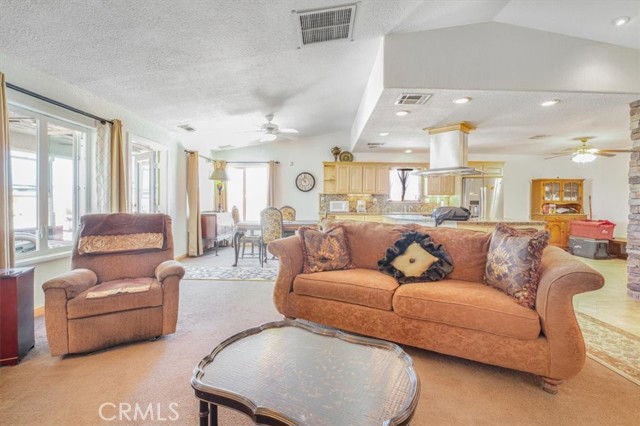 61975 La Brisa Drive, Joshua Tree CA: https://media.crmls.org/medias/74a45cdb-59a3-4391-a69e-2506ab65dca0.jpg