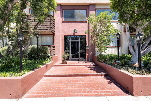 5400 Newcastle Avenue, Encino CA: https://media.crmls.org/medias/74a56af4-8816-48cf-a640-c89bb988e88c.jpg