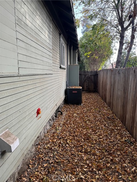 1355 N Gordon Street, Pomona CA: https://media.crmls.org/medias/74a91f55-60c4-49ad-9524-0906d3fd2178.jpg