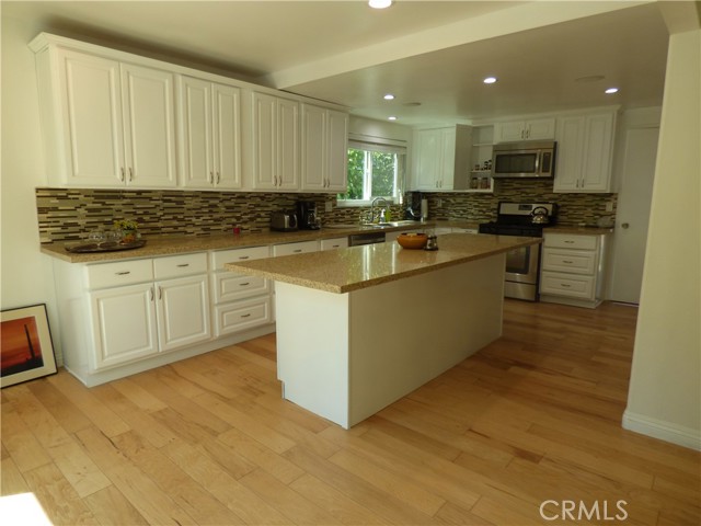 5650 Lake Lindero Drive, Agoura Hills CA: https://media.crmls.org/medias/74a92066-ee9f-4084-a64d-7f44957ee6ad.jpg