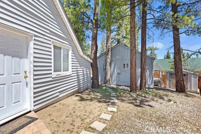Detail Gallery Image 24 of 30 For 681 Chipmunk Ln, Big Bear Lake,  CA 92315 - 5 Beds | 3 Baths