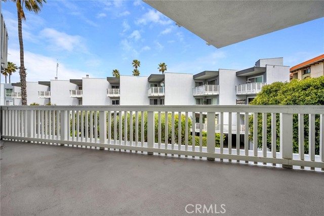 Detail Gallery Image 10 of 21 For 630 the Village #104,  Redondo Beach,  CA 90277 - 1 Beds | 1 Baths