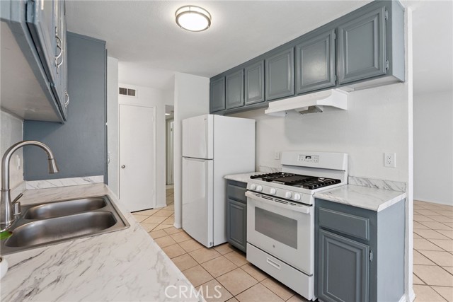 Detail Gallery Image 13 of 36 For 700 W La Veta Ave #I3,  Orange,  CA 92868 - 2 Beds | 2 Baths