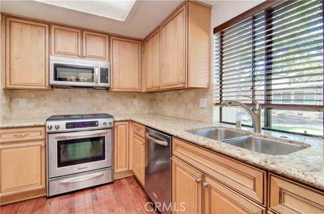 8566 Fallbrook Circle, Huntington Beach CA: https://media.crmls.org/medias/74b1a451-1c40-435d-b9e4-70f532694432.jpg