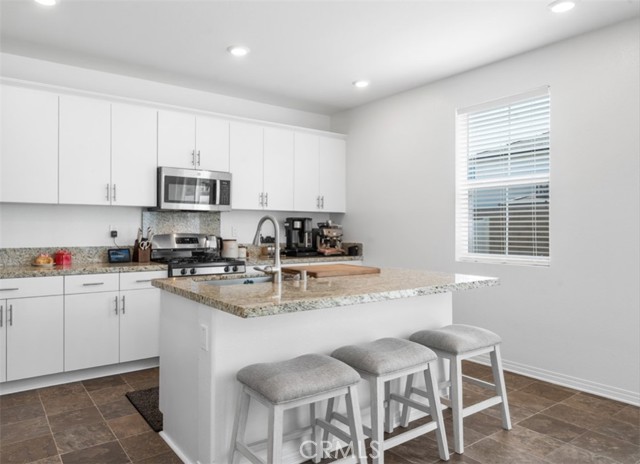 Detail Gallery Image 15 of 50 For 2502 Gunner Ridge Way, Rialto,  CA 92377 - 3 Beds | 2/1 Baths