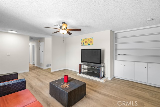 Detail Gallery Image 5 of 33 For 7774 Lakeside Dr, Jurupa Valley,  CA 92509 - 4 Beds | 3/1 Baths