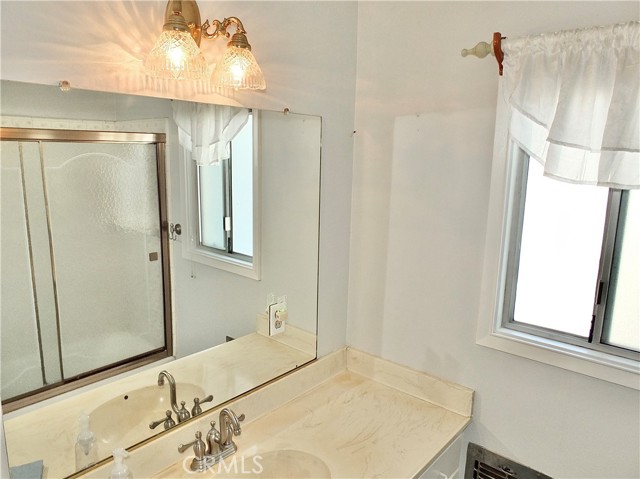 Tub w/shower has privacy glass enclosure