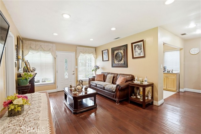 Detail Gallery Image 6 of 33 For 18149 Saticoy, Reseda,  CA 91335 - 3 Beds | 2 Baths