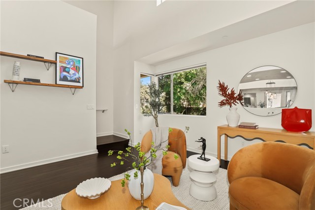 Detail Gallery Image 3 of 43 For 4005 Monroe St #8,  Los Angeles,  CA 90029 - 2 Beds | 2/1 Baths