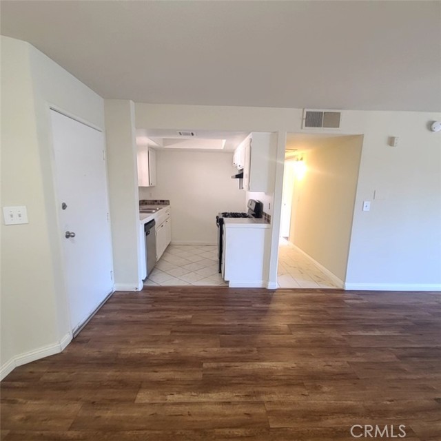 Detail Gallery Image 3 of 17 For 5060 Kester Ave #101,  Sherman Oaks,  CA 91403 - 1 Beds | 1 Baths