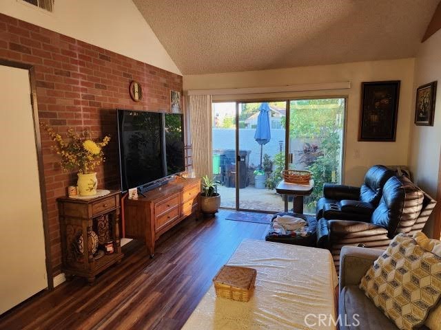 Detail Gallery Image 7 of 14 For 10161 Larwin Ave #1,  Chatsworth,  CA 91311 - 3 Beds | 2 Baths