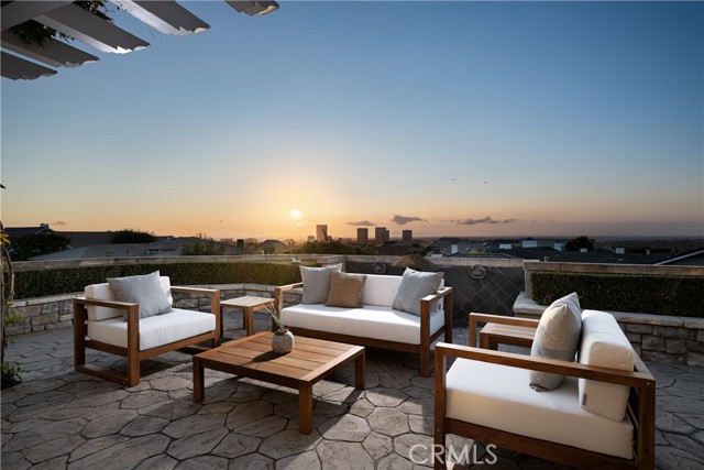 Detail Gallery Image 3 of 54 For 2001 Yacht Resolute, Newport Beach,  CA 92660 - 3 Beds | 2/1 Baths