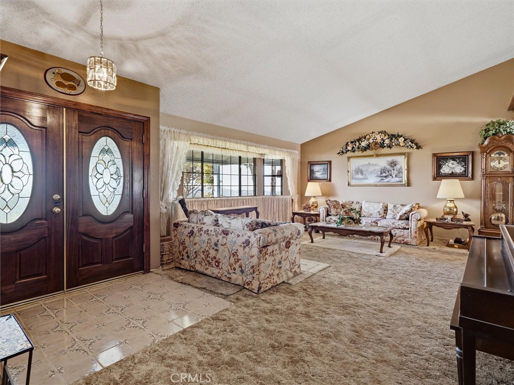 https://media.crmls.org/medias/74c5348a-b0cb-4209-9489-4d86dee23bbf.jpg?preset=X-Large