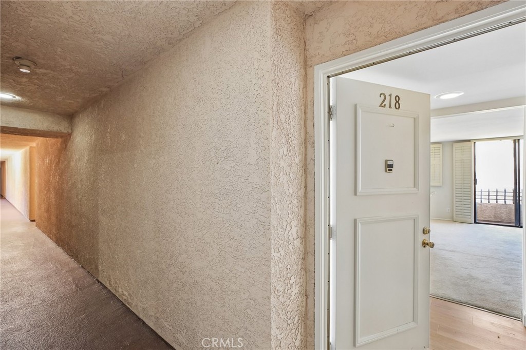 https://media.crmls.org/medias/74c5b953-1202-4927-90c9-754e76ddb545.jpg?preset=X-Large
