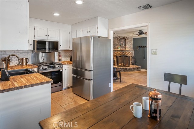 25112 De Wolfe Road, Newhall CA: https://media.crmls.org/medias/74cd4722-74dc-47f1-8483-d8143ba3dada.jpg