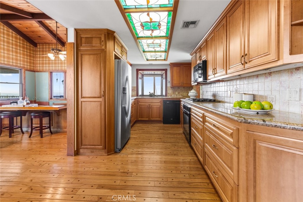 https://media.crmls.org/medias/74cf513d-a505-4c69-bd0e-f77b8bc62973.jpg?preset=X-Large