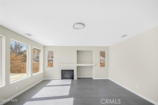 Detail Gallery Image 3 of 44 For 5768 Monaco, Palmdale,  CA 93552 - 4 Beds | 2/1 Baths