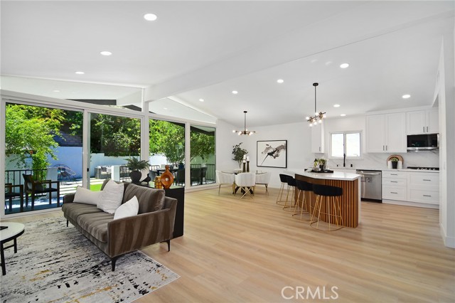 Detail Gallery Image 6 of 65 For 22284 Avenue San Luis, Woodland Hills,  CA 91364 - 6 Beds | 5/1 Baths