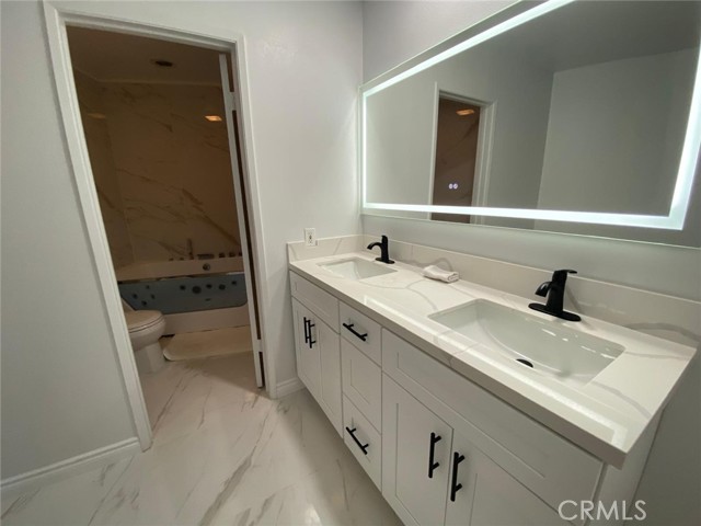 Detail Gallery Image 4 of 11 For 8400 De Longpre Ave #311,  West Hollywood,  CA 90069 - 2 Beds | 2 Baths