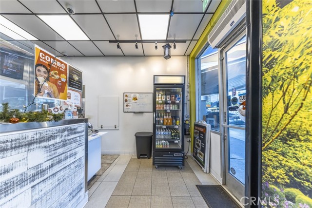 341 N Victory Boulevard, Burbank CA: https://media.crmls.org/medias/74d5b563-c967-4984-99fb-01b2ca40256c.jpg