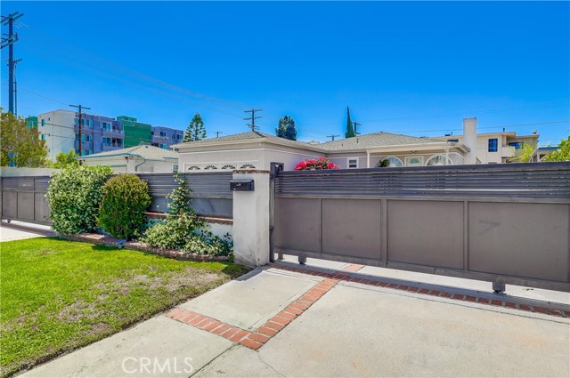 Detail Gallery Image 3 of 39 For 12506 Emelita St, Valley Village,  CA 91607 - 2 Beds | 2 Baths