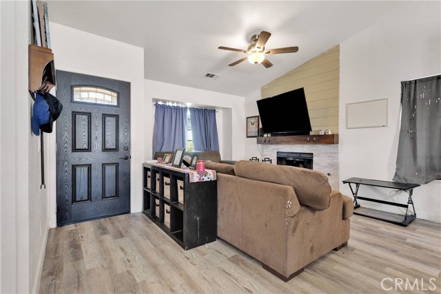 27818 Hummingbird Lane, Helendale CA: https://media.crmls.org/medias/74dbaa8e-827a-479f-a928-2a7f2ef80d06.jpg