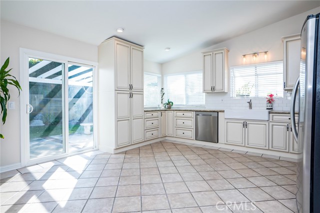 Detail Gallery Image 14 of 36 For 2907 S Hope Ave, Ontario,  CA 91761 - 4 Beds | 2 Baths