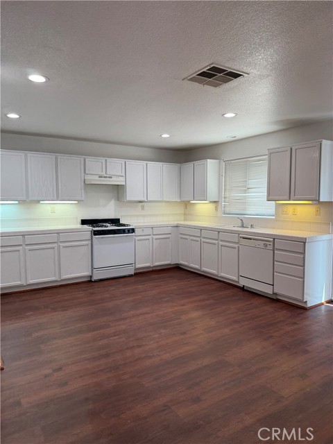 Detail Gallery Image 2 of 6 For 13769 Gobi Ct, Victorville,  CA 92394 - 4 Beds | 2/1 Baths