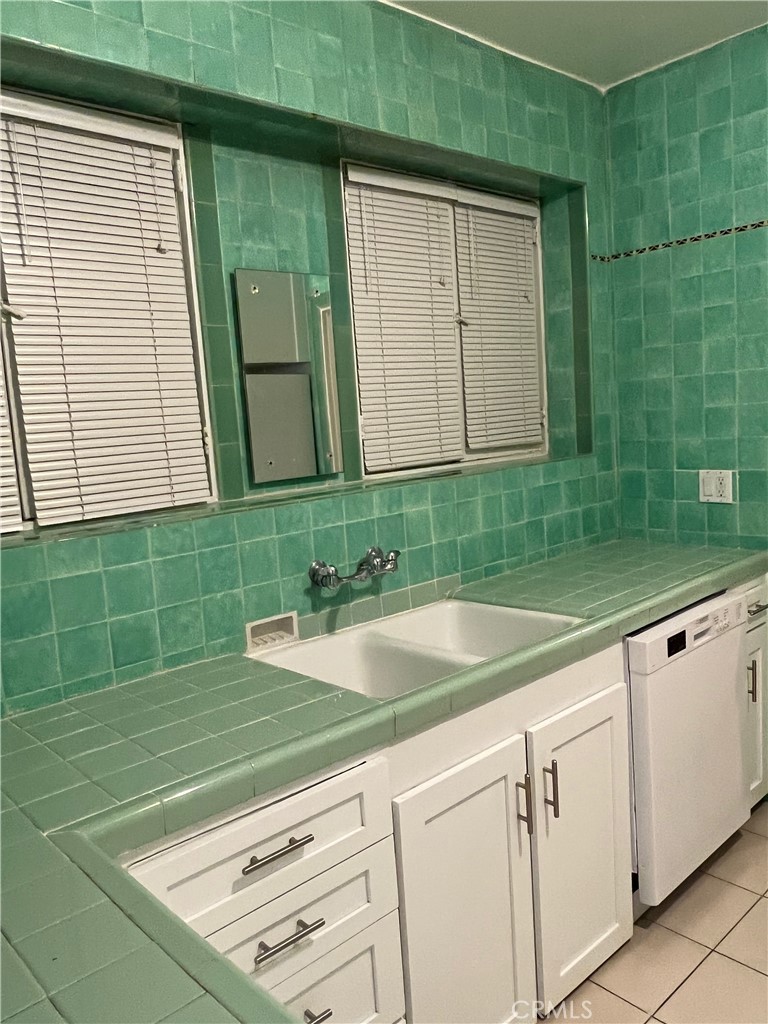 https://media.crmls.org/medias/74e1bee6-bcd0-4b87-8d8d-9035cb023ba3.jpg?preset=X-Large