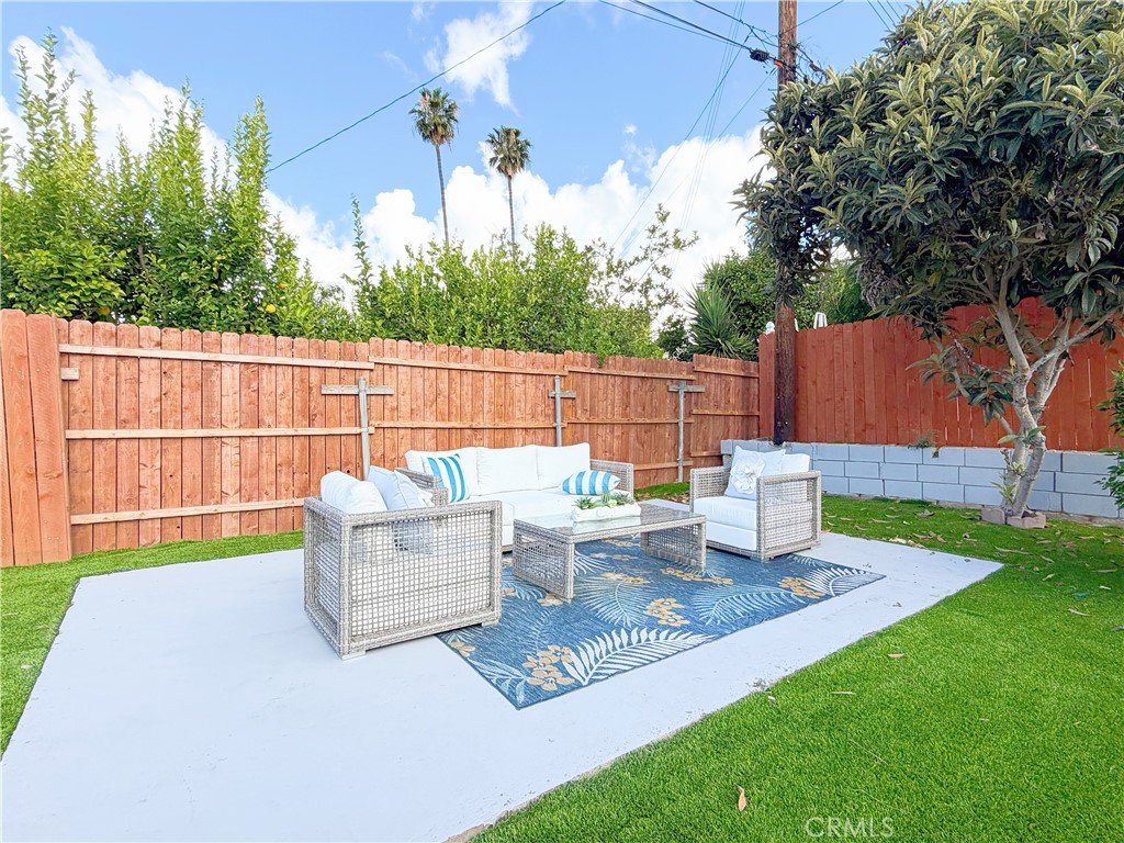https://media.crmls.org/medias/74e59e93-430c-4236-8b68-c98eddd0debc.jpg?preset=X-Large