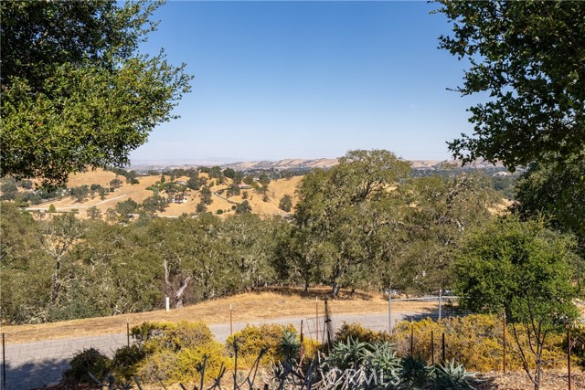 Detail Gallery Image 8 of 75 For 10755 Santa Ana Rd, Atascadero,  CA 93422 - 5 Beds | 3/1 Baths