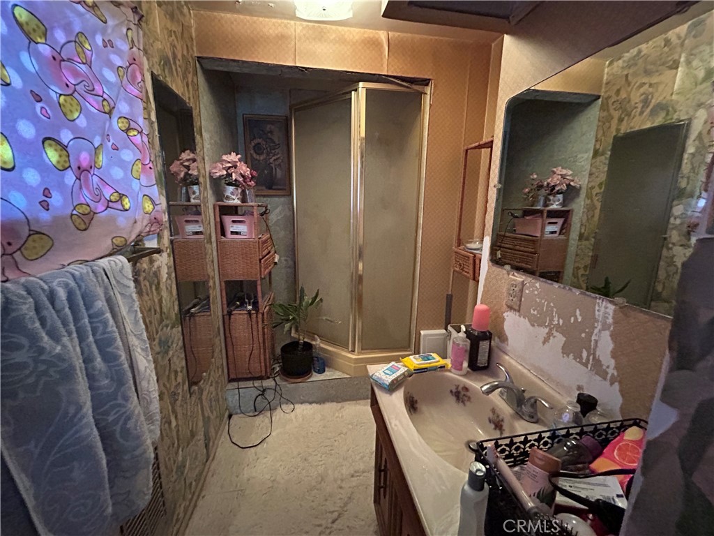 https://media.crmls.org/medias/74e7a0f1-71a4-4534-9776-64285faa4f18.jpg?preset=X-Large