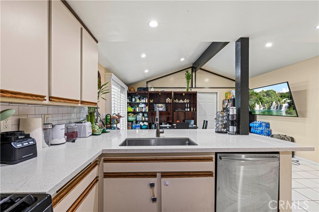 Detail Gallery Image 8 of 24 For 9689 Kewen Avenue, Pacoima,  CA 91331 - 4 Beds | 2 Baths