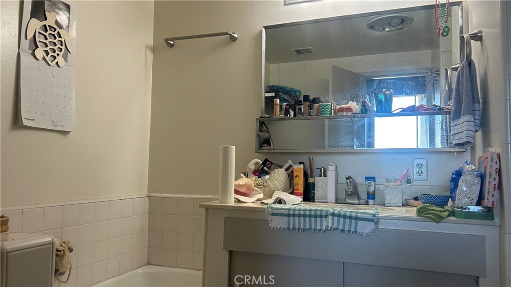 https://media.crmls.org/medias/74e9acd7-2e7d-44d2-8e23-6b8e05cb718c.jpg?preset=X-Large