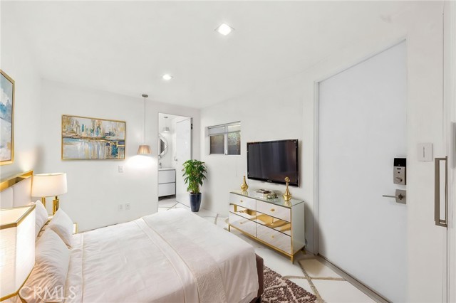 1046 N Hillcrest Road, Beverly Hills CA: https://media.crmls.org/medias/74e9e6d3-6fcd-4080-aa6c-ef8da225892d.jpg
