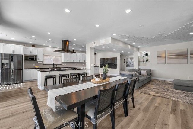 Detail Gallery Image 9 of 33 For 18554 Olympian Ct., Canyon Country,  CA 91351 - 5 Beds | 2/1 Baths