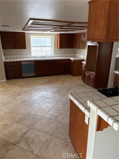 Detail Gallery Image 6 of 11 For 17930 Main St, Hesperia,  CA 92345 - 3 Beds | 2/1 Baths