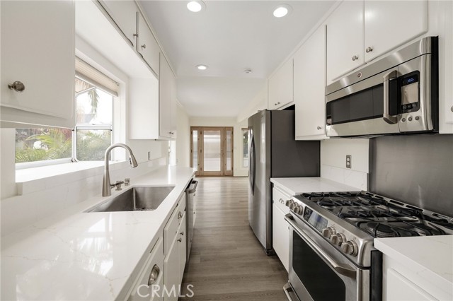 Detail Gallery Image 19 of 37 For 551 Avenue B, Redondo Beach,  CA 90277 - 3 Beds | 2/1 Baths