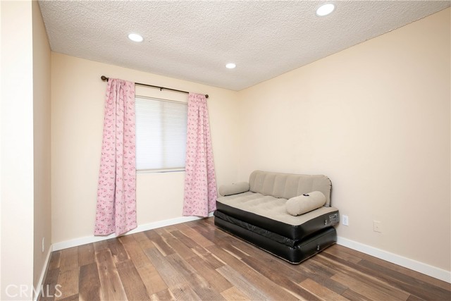 Detail Gallery Image 12 of 18 For 26922 Flo, Canyon Country,  CA 91351 - 2 Beds | 2 Baths